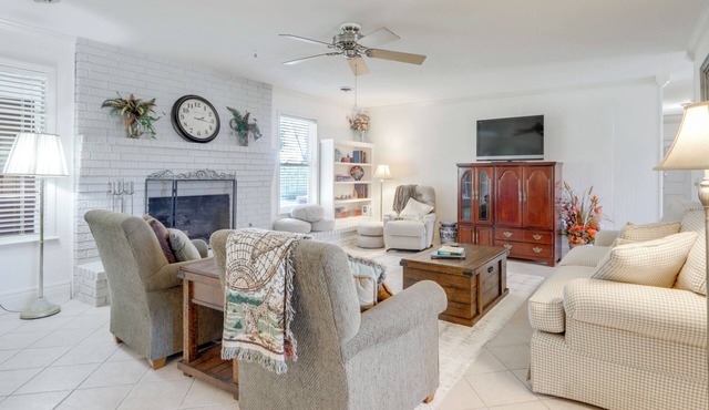 Near Trails & Dtwn Springdale! Dog-Friendly Home