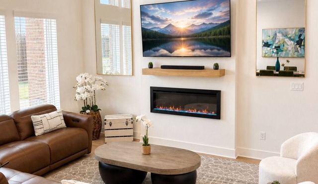 New Designer 4BR Sleeps 8 Near UofA & Trails