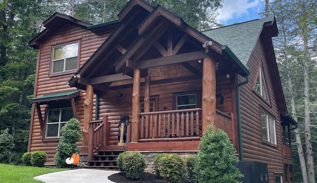 New Grizzly Hideaway Luxury Cabin-Cedar Falls-4 Bdrms-4.5Baths-Sleeps 12