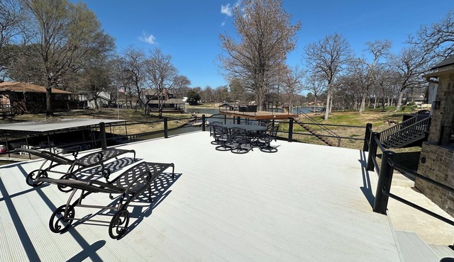 New Lake Paradise! 4 bdrm 3.5 ba house w/lift, deck, grill, sauna, smart, media