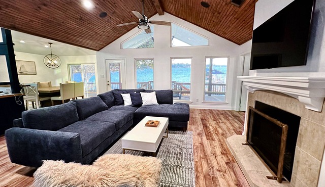 New Lakefront Home-Private Dock on Open Deep Water in Convenient Loc Cul de sac