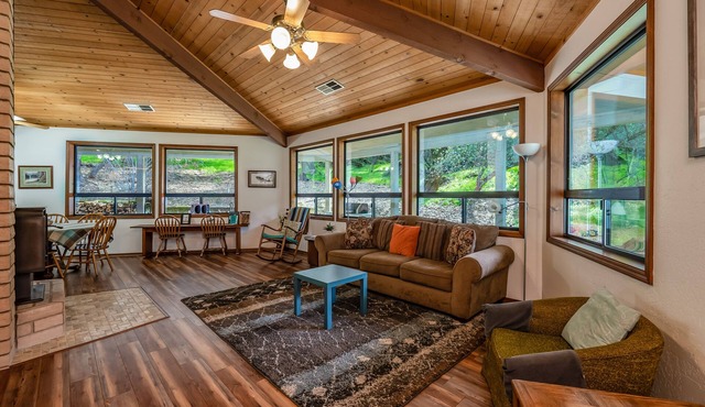 Next to Sequoia National Park Entrance and Pet Friendly!