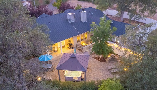 Oak Hollow/HOT TUB/E V Charger - near Yosemite