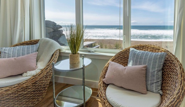 Ocean front, beach access, enjoy sweeping views while soaking in the hot tub!
