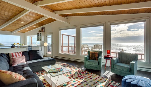 Ocean Front Hot Tub, South Beach, Newport, Dog Friendly!
