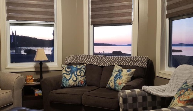 Ocean Front with Coastal View - Ocean BreeZzzz in Springdale