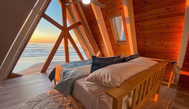 Ocean Front with Spectacular Ocean Views! A Frame Sleeps 6 in Seal Rock!