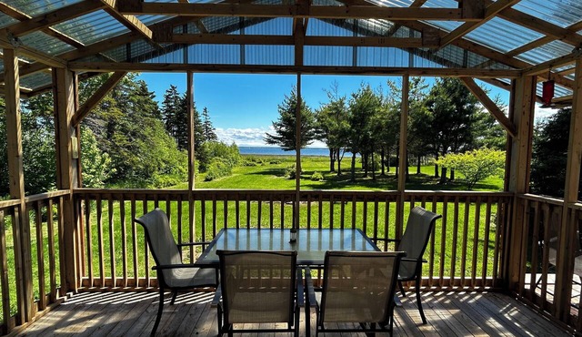 Oceanfront Cozy Cottage Private Beach, Hot Tub, Pool & Boardwalk in Upper Cape