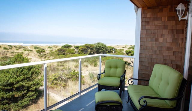 On the Beach! 3 King Beds, Wi-Fi, Luxury Townhome, Rockaway Oasis!