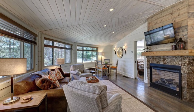 One Block From Main Street. Somehow Completely Peaceful | Old Farm Road Cottage