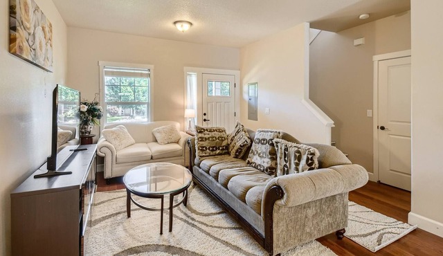 Oregon Jade Lodging: Monthly Rental 3 Br, No Tax