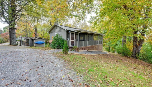 Papa Bear relaxing Smoky Mountain Woodland Retreat