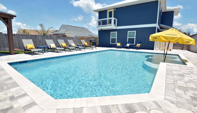 PCB oasis, stunning private saltwater pool, 6 min walk to the beach.