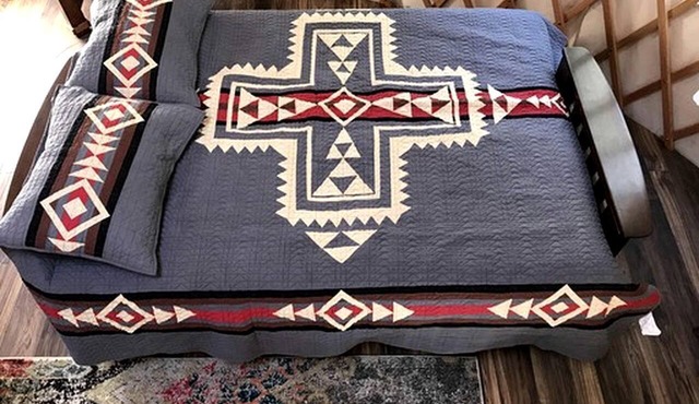 Peaceful Comfy Yurt with Everything Needed for a Glamping Getaway in McMinnville, Oregon