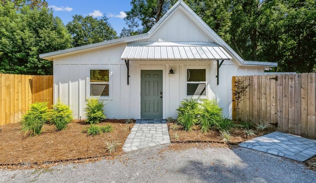 Peaches Place is a Beautiful New Guest House - Heart of East Hill - Fast WiFi - Private Back Yard