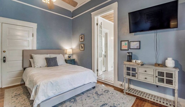 Pensacola 1BR Sleeps 2 Close to Downtown