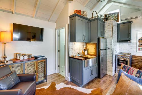 Pensacola Tiny House < 1 Mi to Bayview Park!