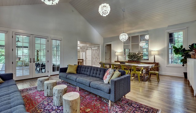 PERFECT LOCATION-True Walk To Town!