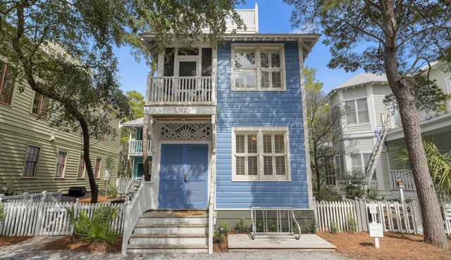 Pet Friendly in Seaside, Renovated & Easy Walk to Beach & Pools + 2 Bikes!