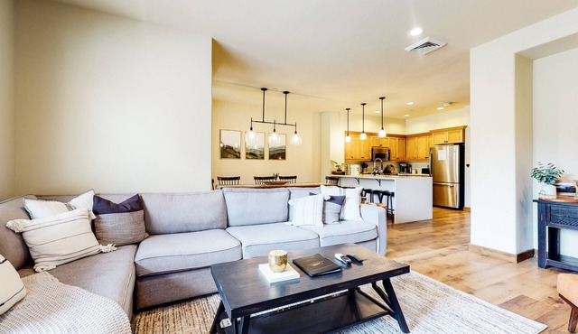 Pet-Friendly Luxury, Bright Interior, On Golf Course! Private Gas Grill