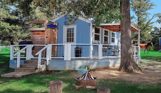 Pixie's Porch Tiny Home in Centerville