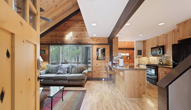 Pole House 10 - Updated Cabin, SHARC, Hot Tub in Sunriver