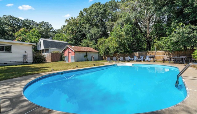 Pool house w/pool & BBQ grill