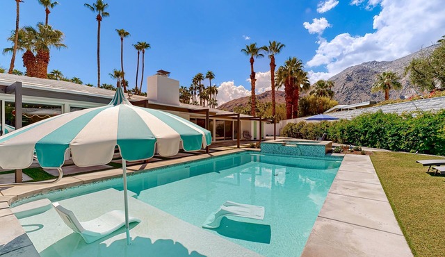 Poolside Paradise in the Desert – Your Perfect Palm Springs Escape Awaits. in Palm Springs