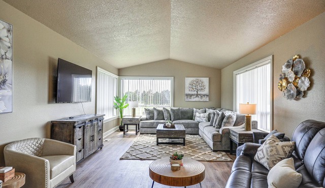 Portland Area 7BR Getaway: Hot Tub, Games