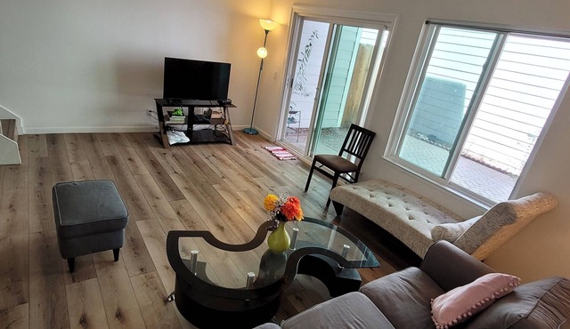 Prime location - 2-bedroom townhome in Pleasanton with AC, WiFi