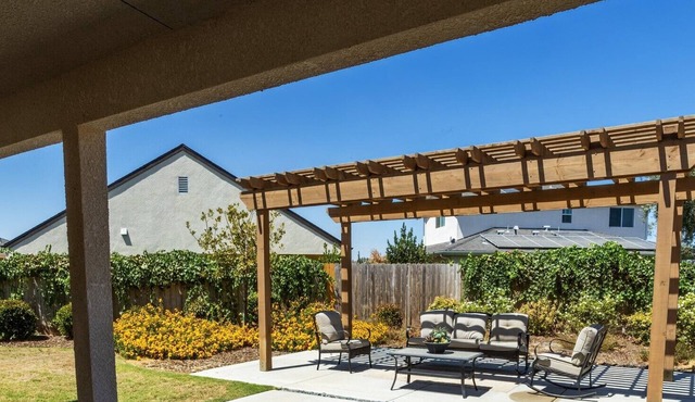 Pristine 3bed 2 bath bungalow in a safe suburban family friendly neighborhood. in Hanford
