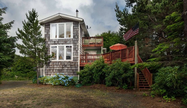 Private Beach Home On 1+ Wooded Acre, *Pet Friendly*, Hot Tub, Pool Table, One Minute Walk to Beach