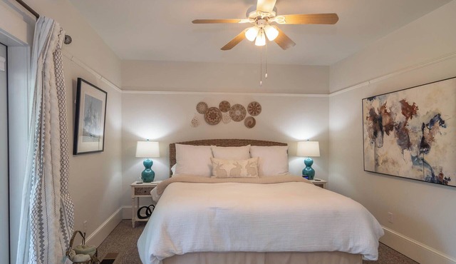 Private bungalow with AC in charming Roseburg