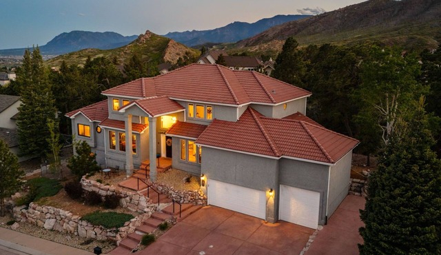 Private Family Retreat! Hot Tub, Game Room & Kids Room 7 Bedrooms, Dogs OK!