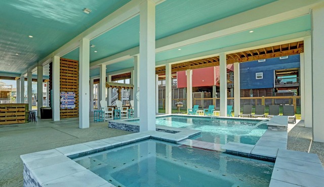 PRIVATE POOL & HOT TUB! Sleeps 22 w/3 King Master Suites & 8 Queen beds!