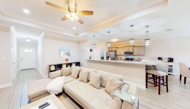 Private snowbird-friendly home with enclosed yard, patio, grill & washer/dryer