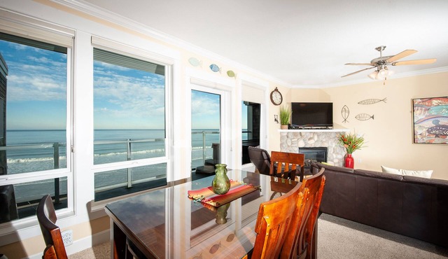 Promo! Top Floor Condo, Oceanfront, Private Hot Tub, Pool, Free Wifi and More!