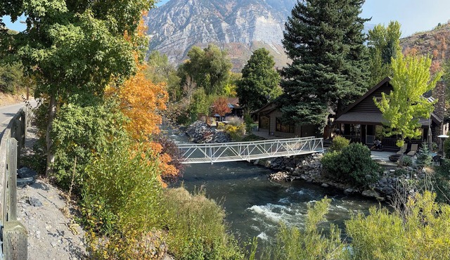 Provo River Cabin: Nestled on the Provo River, come enjoy this stunning cabin