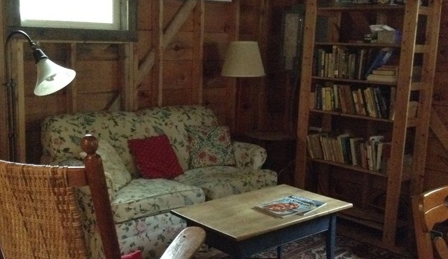Quiet 2-bedroom cabin in scenic Blue Hill with WiFi, AC