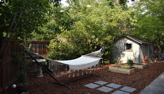 Quiet and peaceful cottage close to downtown
