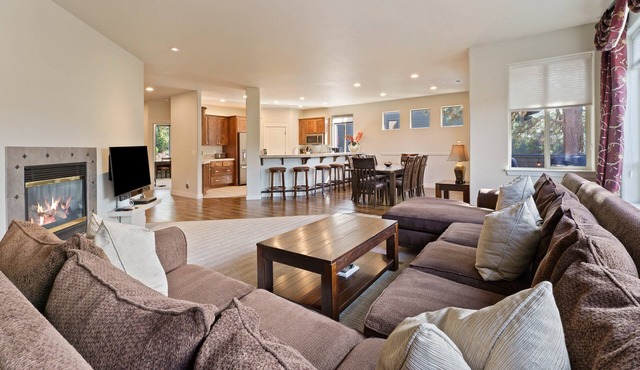 Quinn Creek - Gorgeous and Updated! Perfect Location in NW Bend, Pool Table, 20 Min To Bachelor!