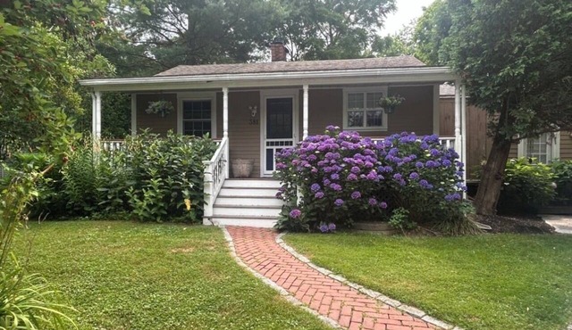 Quintessential Cottage near beaches and Newport center.