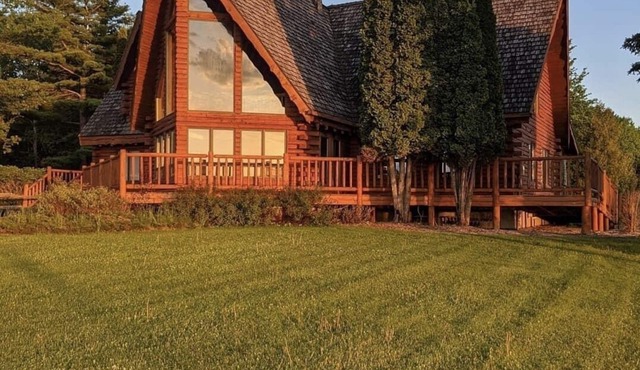 Rapid River Rustic Lodge, with plenty of space! in Rapid River