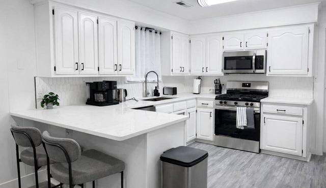 Recently Updated, King bed, Near U of A & Downtown