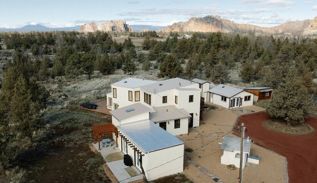 Refugio De Smith: Whimsical Couples Getaway at Smith Rock State Park