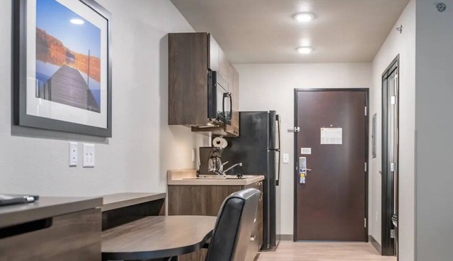 Relax in a Fully Equipped Room Near Perry Crossing Shops in Plainfield