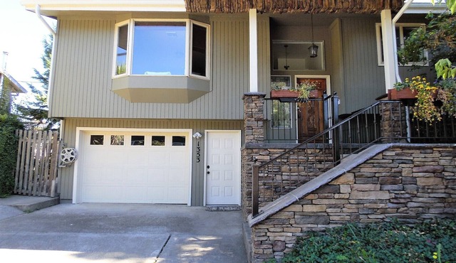 Relax & Rejuvenate in 4Br home with Hot Tub & Deck, in heart of Roseburg