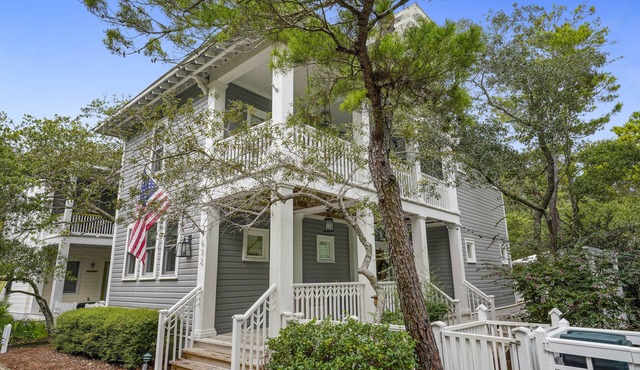 Renovated in Seaside, Expansive Porches, 2 Kings, walk to Beach + 2 Bikes!