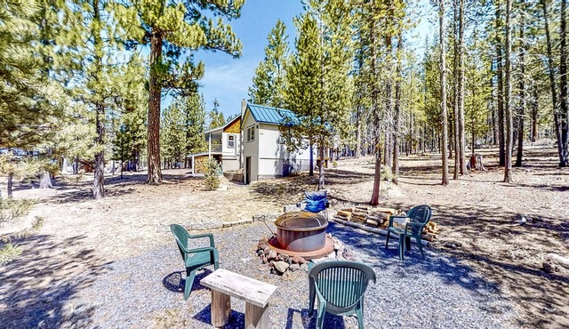 Retreat w/ firepit, enclosed yard, kitchen, & W/D