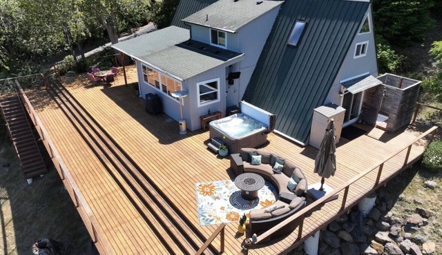 River Oasis, all the comforts of home, with the beauty of the Chetco River!